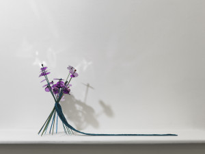 Nina Azoulay, Bouquet bleu, aiguilles à tricoter, paillettes, métal, élastique, 2024.