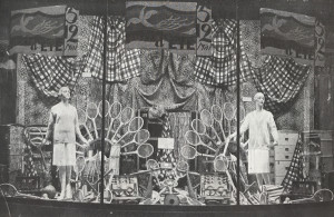 Étalage sportif des Magasins réunis, place de l'Étoile, Paris.