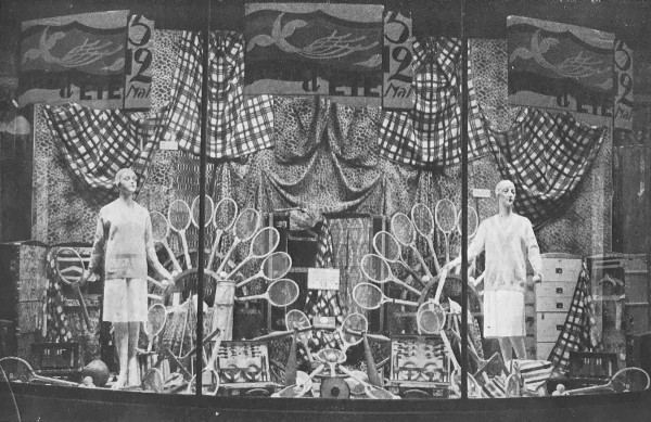 Étalage sportif des Magasins réunis, place de l'Étoile, Paris.