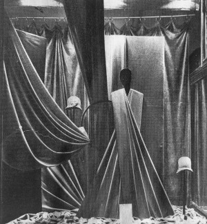 Étalage des tissus de la boutique Paris-Bordeaux, Bordeaux, vers 1929.