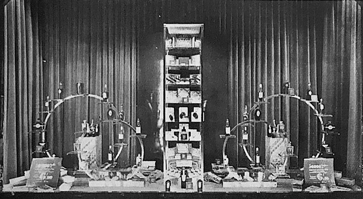 Étalage de flacons de parfum