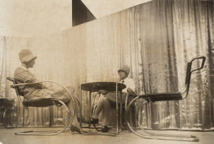 Vue intérieure de deux femmes assises dans des fauteuils conçus par Mies van der Rohe près d’une table de Marcel Breuer au café Samt und Seide de Lilly Reich, Berlin, 1927.