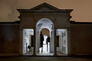 Installation de Jeanne Vicerial à l’occasion de la Nuit blanche de la Villa Médicis, 2019. Commissaire : Saverio Verini.