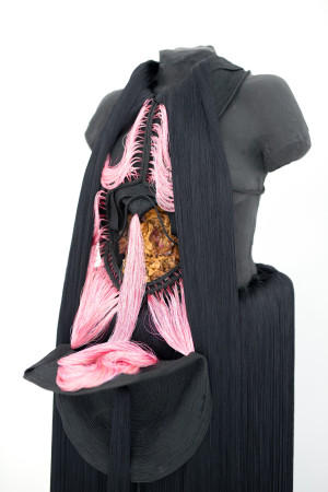 Jeanne Vicerial, Vénus ouverte : Dans le creux de leur ventre, des fleurs poussent, 2020. Sculpture vestimentaire anatomique réalisée avec les fleurs cueillies puis séchées des jardins de l’Académie de France — Villa Médicis durant le confinement 2020.